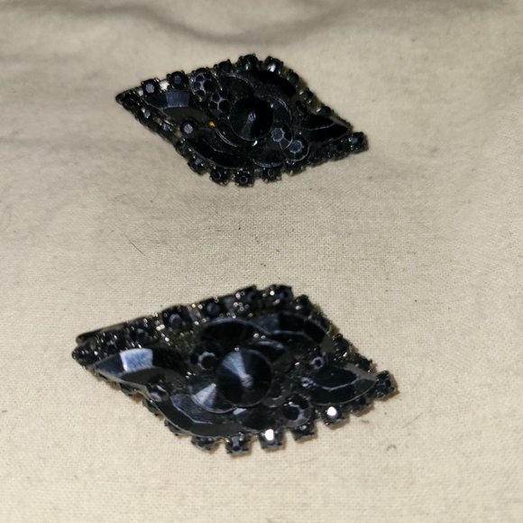 1 Black stoned brooch - Picture 1 of 3